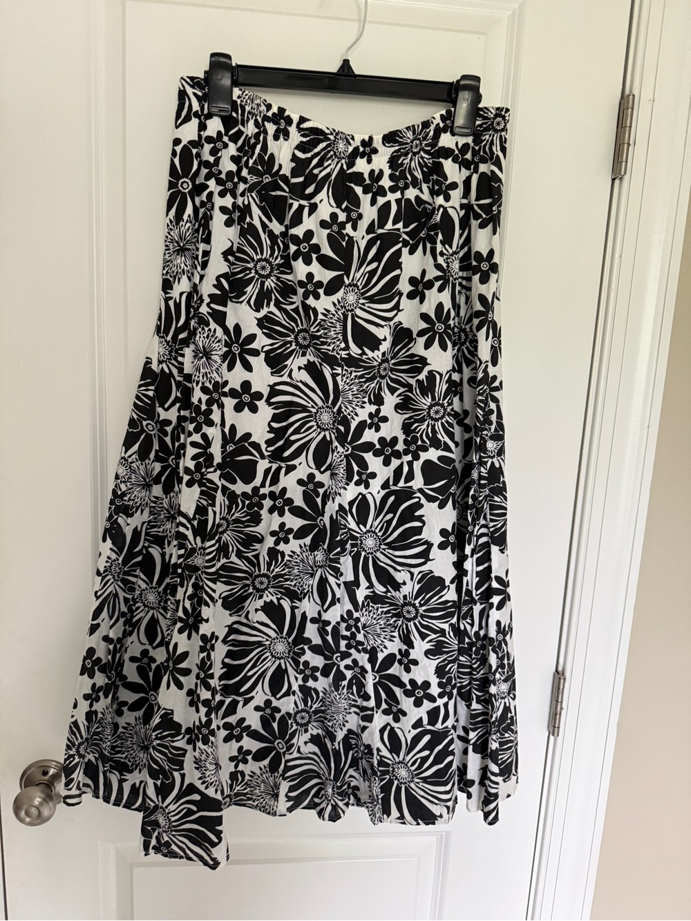 Bobbie Brooks Black and White cotton Floral Maxi Skirt fits large